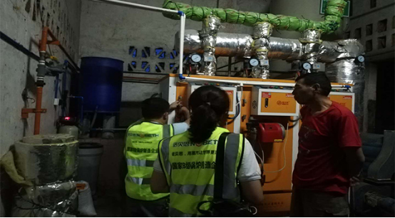 好色先生污版APP售后人员检查设备