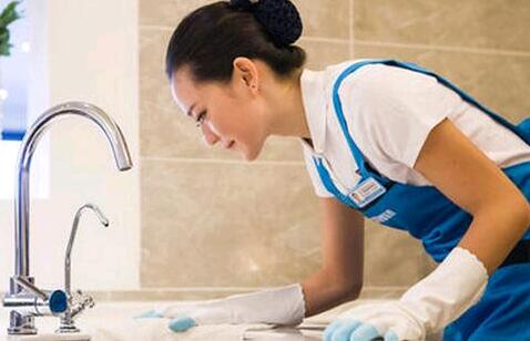 家政人员使用高温清洗蒸汽发生器清洁油污效率快效果好 家政人员使用高温清洗蒸汽发生器清洁油污效率快效果好