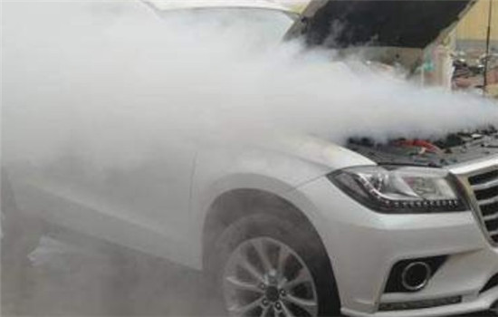 洗车无需排队等待，使用洗车蒸汽发生器在家就能洗车保养