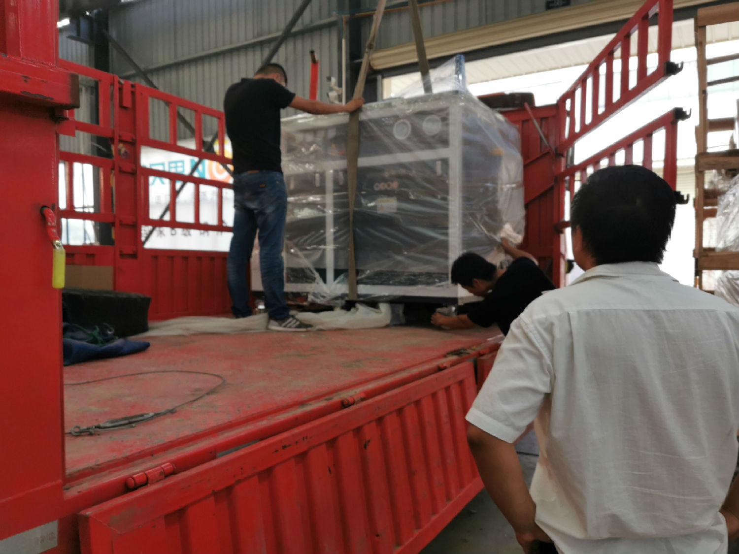 正在吊装酿酒好色先生IOS破解版上车