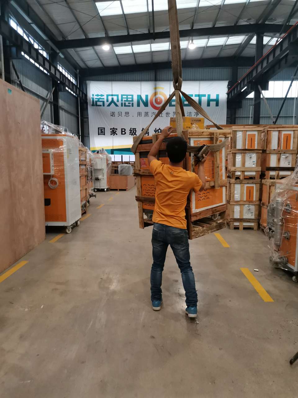 好色先生污版APP的工厂工人们正在小心翼翼的吊装包装好的混凝土预制构件小型蒸汽发生器