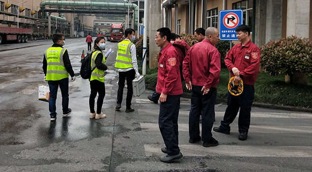 好色先生污版APP售后人员和轮胎厂员工合影 好色先生污版APP售后人员和轮胎厂员工合影
