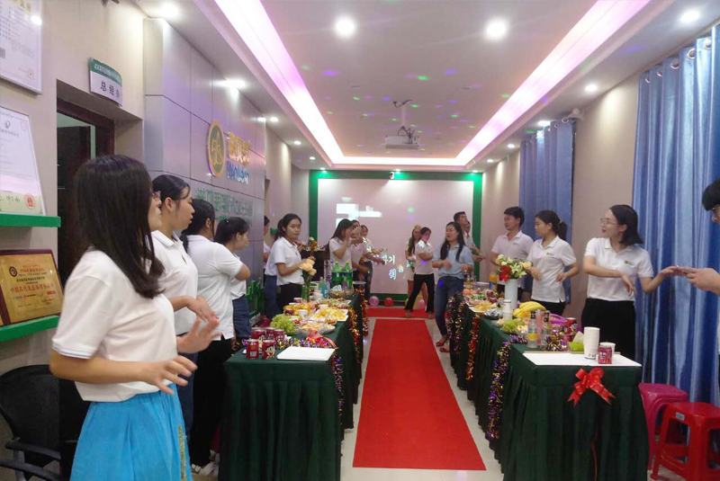 好色先生污版APP员工生日会